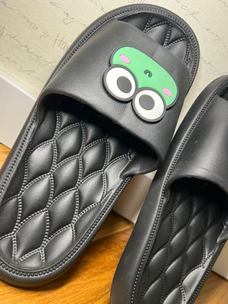 Chanclas divertidas con cara de rana