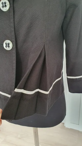 Chaqueta negra con detalles