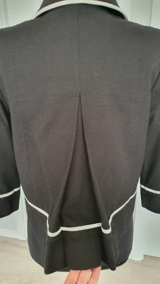 Chaqueta negra con detalles