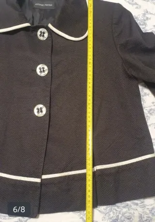 Chaqueta negra con detalles