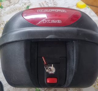 Baúl de moto Kappa K28 negro y rojo