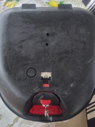 Baúl de moto Kappa K28 negro y rojo