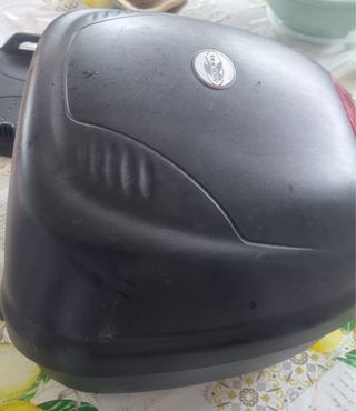 Baúl de moto Kappa K28 negro y rojo