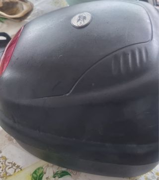 Baúl de moto Kappa K28 negro y rojo