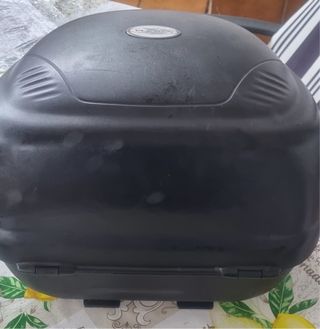 Baúl de moto Kappa K28 negro y rojo