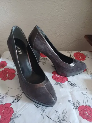 Zapatos de tacón Guess gris y plateados