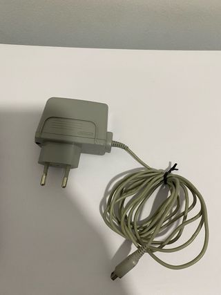 Nintendo DSi, cargador y juegos