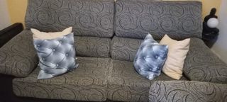 Sofá de dos plazas de color gris. Buen estado.