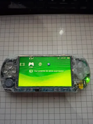 PSP Transparente Sony + 64 Gb de memoria con juego