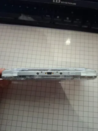 PSP Transparente Sony + 64 Gb de memoria con juego