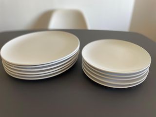 Platos blancos de gres IKEA 26 y 20 cm
