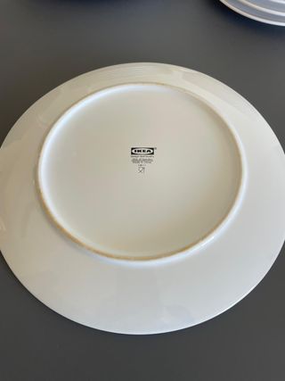 Platos blancos de gres IKEA 26 y 20 cm