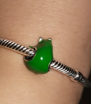 Charm de aguacate con lazo rosa