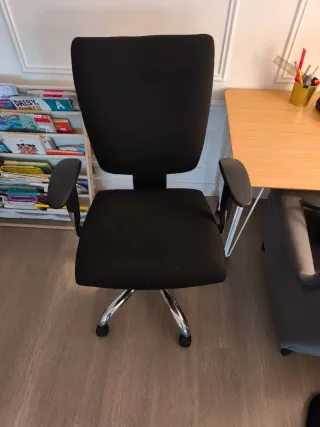 Silla de escritorio ergonómica negra