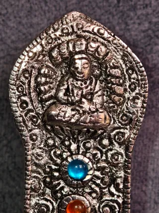 Porta-incensos Buda Chakras com Pedras Coloridas