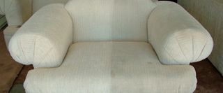 Limpieza a detalle de sofá.