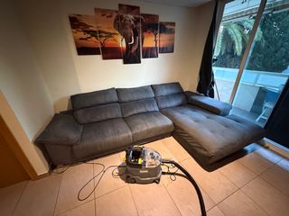 Limpieza a detalle de sofá.