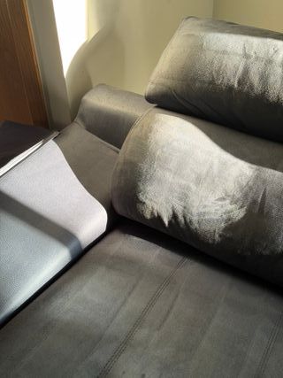 Limpieza a detalle de sofá.