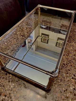 Mesa centro cristal y metal dorado