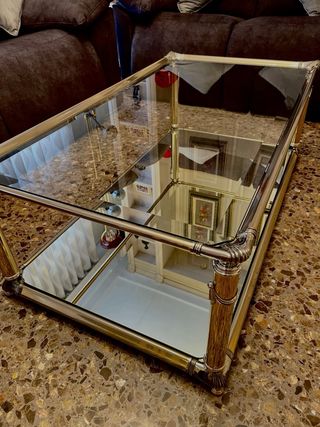 Mesa centro cristal y metal dorado