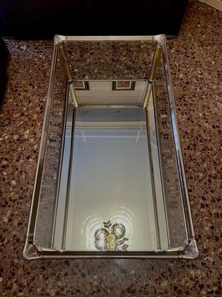 Mesa centro cristal y metal dorado