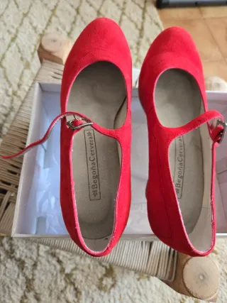 Zapatos de flamenco rojos