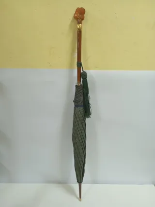 Paraguas antiguo con mango decorado