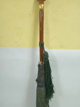 Paraguas antiguo con mango decorado