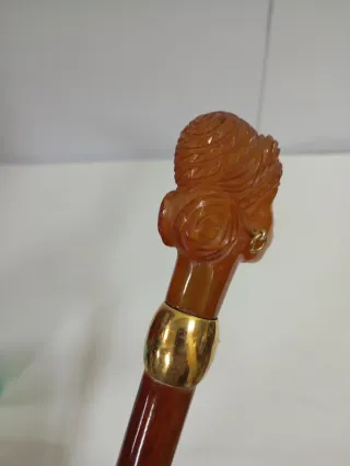 Paraguas antiguo con mango decorado