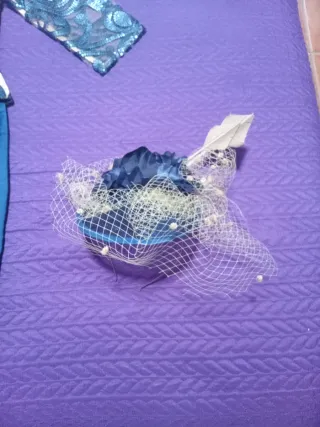 Traje de madrina de boda azul con lentejuelas.