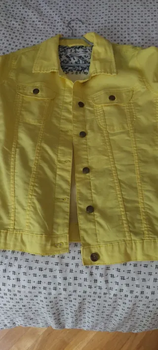 Cazadora vaquera amarilla,totalmente nueva