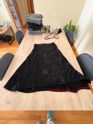 Falda negra con estampado de fórmulas