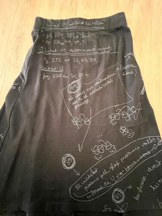 Falda negra con estampado de fórmulas