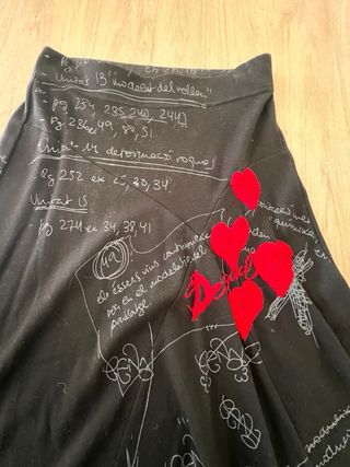 Falda negra con estampado de fórmulas