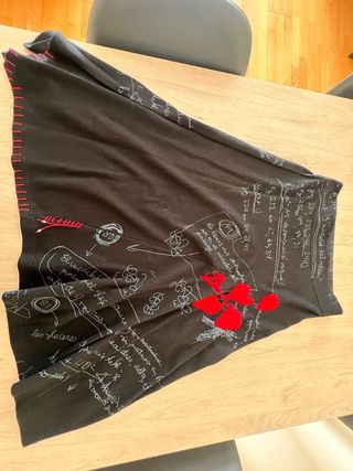 Falda negra con estampado de fórmulas