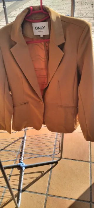 Falda gris con estampado floral y letras