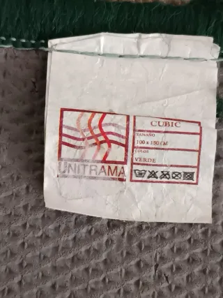 Alfombra verde y roja de tela