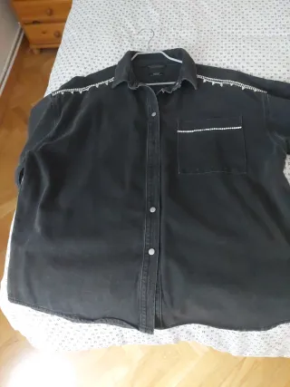 Cazadora vaquera negra con pedrería