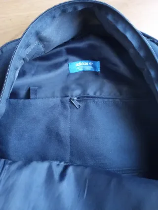 Mochila Adidas azul marino.