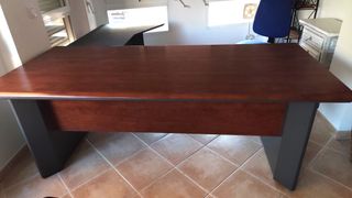 Mesa de oficina madera marrón y gris