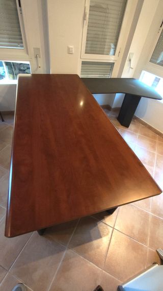 Mesa de oficina madera marrón y gris