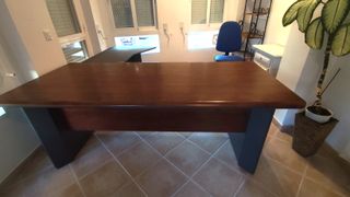 Mesa de oficina madera marrón y gris