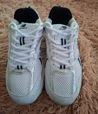 Botas New Balance plateadas y blancas