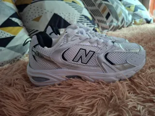 Botas New Balance plateadas y blancas