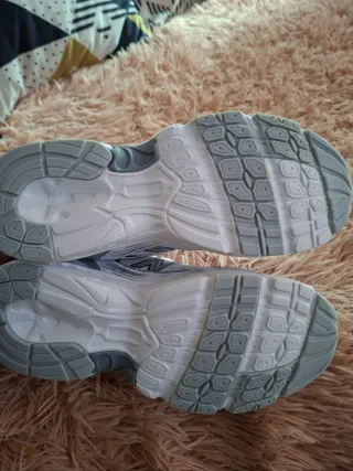 Botas New Balance plateadas y blancas