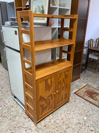 Mueble de madera con baldas y puertas