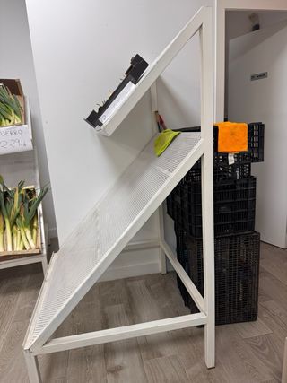 Estantería metálica blanca