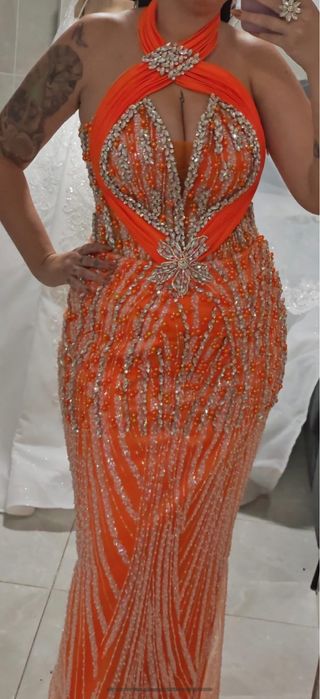Vestido de fiesta naranja con pedrería boda gitana