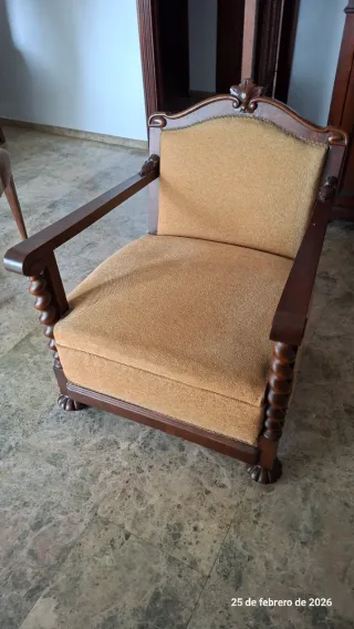 Butaca de madera y tela beige