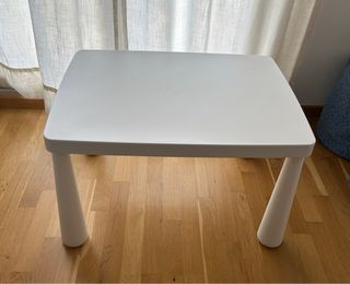 Mesa infantil IKEA MAMMUT + 2 sillas